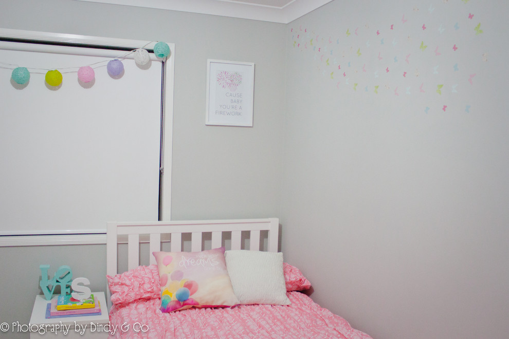 Inspiration för små moderna barnrum kombinerat med sovrum, med grå väggar och heltäckningsmatta