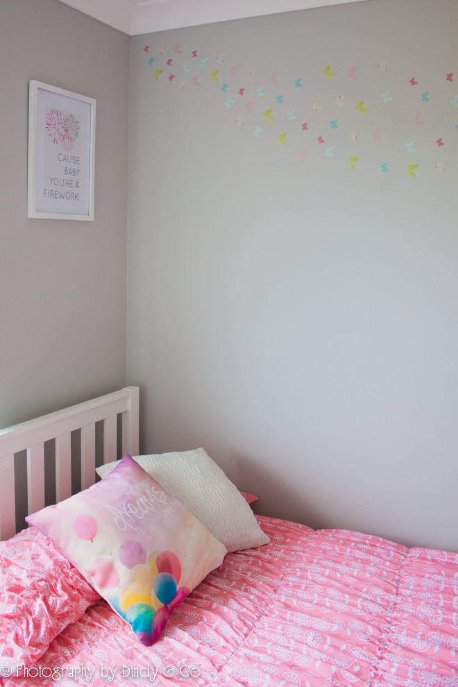 Inspiration pour une petite chambre d'enfant de 1 à 3 ans minimaliste avec un mur gris et moquette.