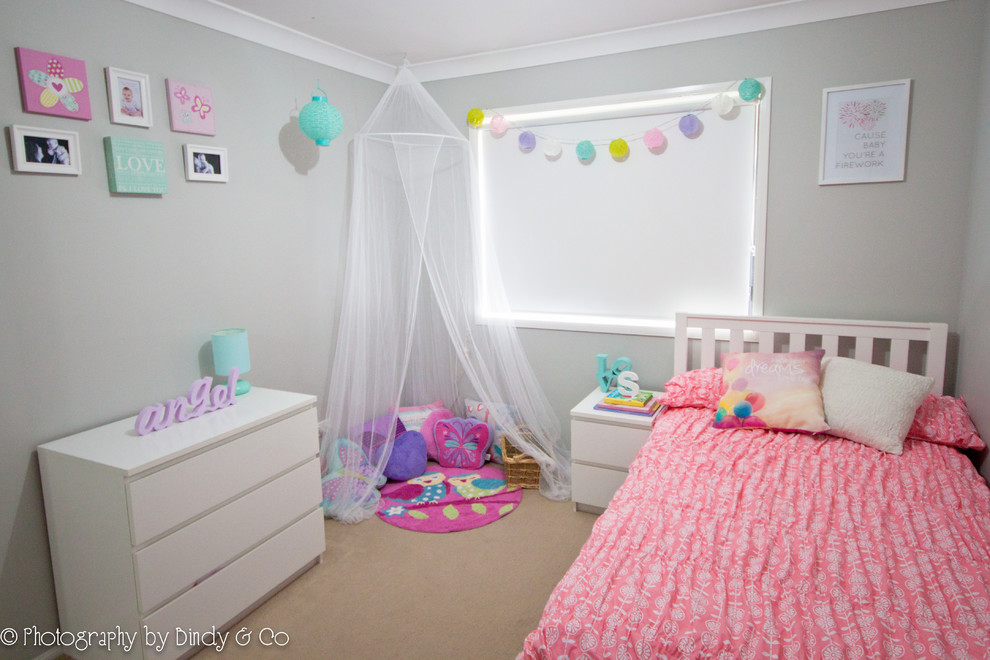 Diseño de dormitorio infantil de 1 a 3 años minimalista pequeño con paredes grises y moqueta
