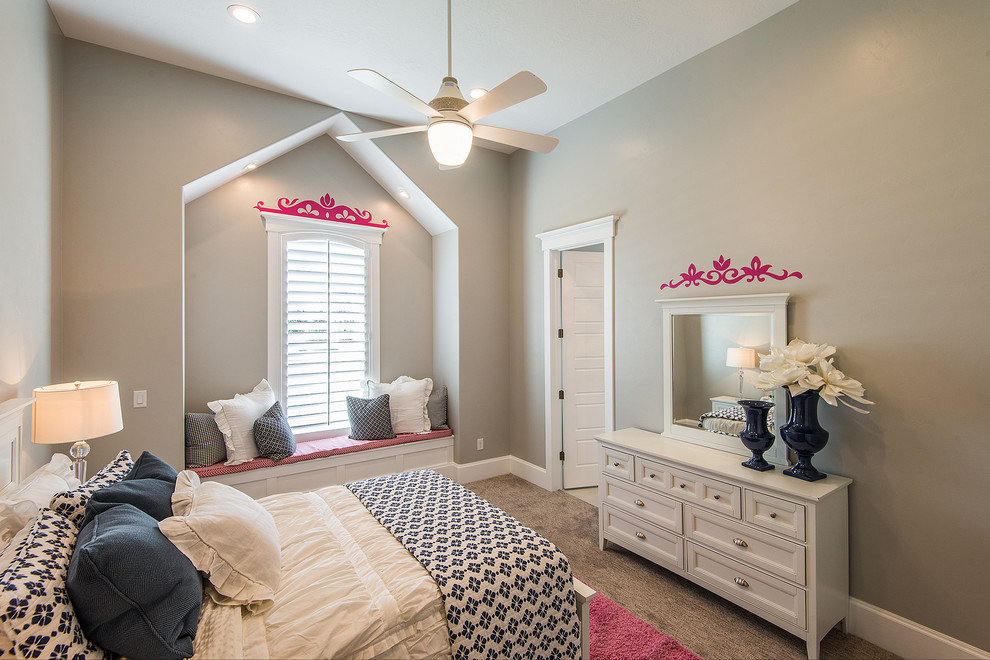 Diseño de dormitorio infantil de estilo americano de tamaño medio con paredes beige, moqueta y suelo beige