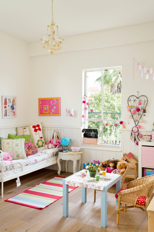 Inspiration för ett skandinaviskt barnrum kombinerat med sovrum, med vita väggar och ljust trägolv