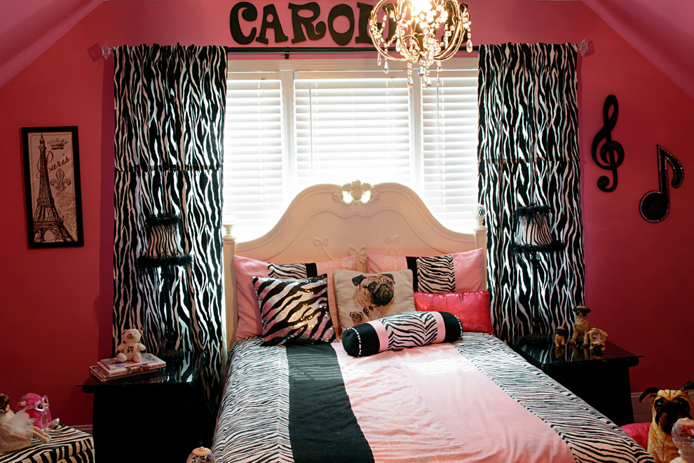 На фото: детская среднего размера в классическом стиле с спальным местом, розовыми стенами и ковровым покрытием для подростка с