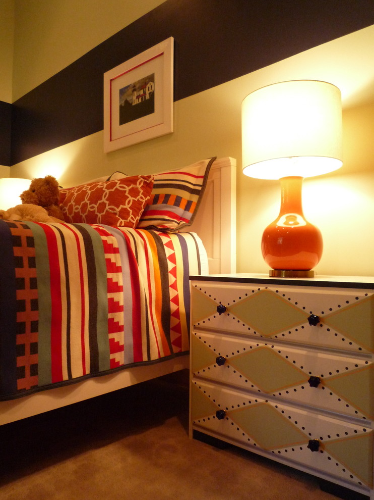 Diseño de dormitorio infantil rústico grande con paredes multicolor y moqueta