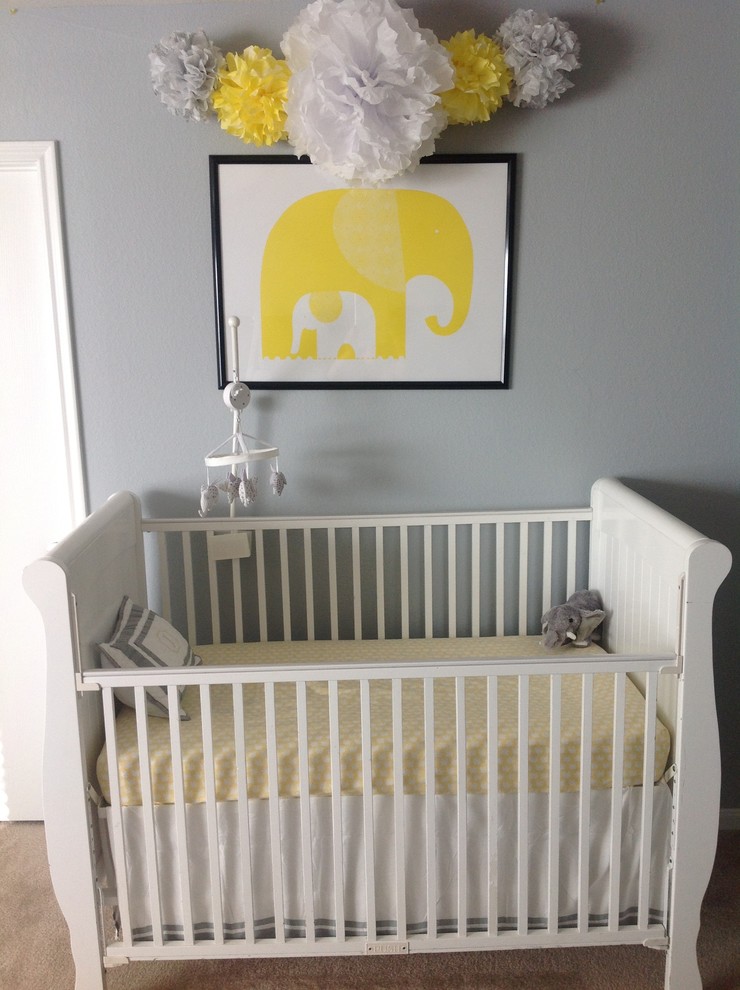Cette image montre une chambre de bébé neutre traditionnelle de taille moyenne avec un mur gris et moquette.