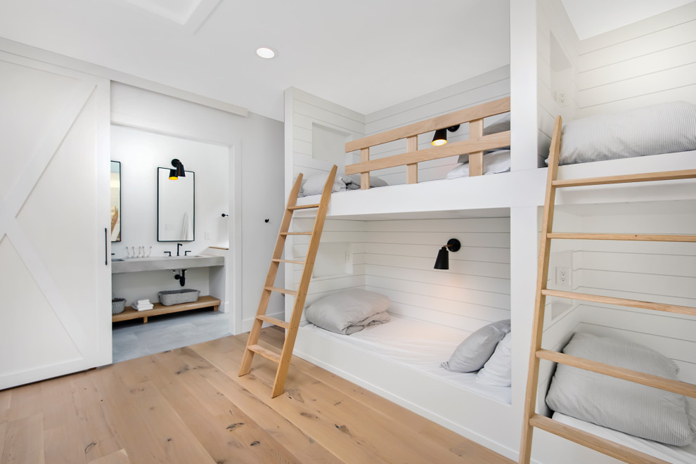 Idéer för stora funkis könsneutrala tonårsrum kombinerat med sovrum, med vita väggar, ljust trägolv och beiget golv