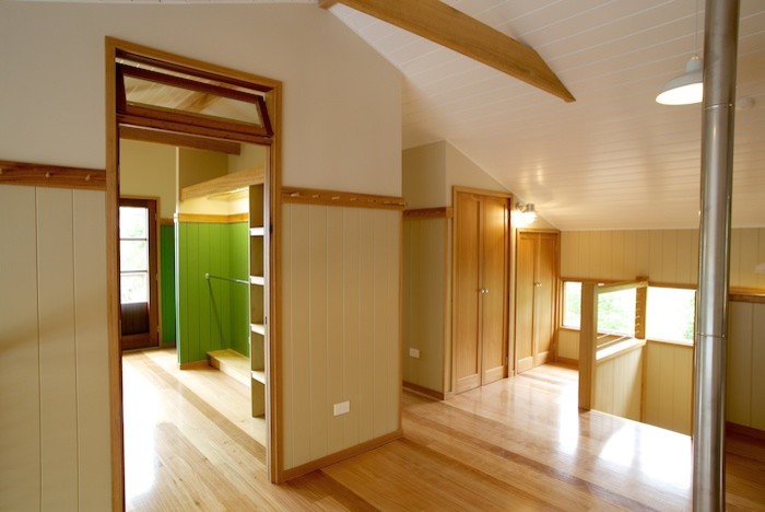 Réalisation d'une chambre d'enfant craftsman de taille moyenne avec un mur beige et un sol en bois brun.
