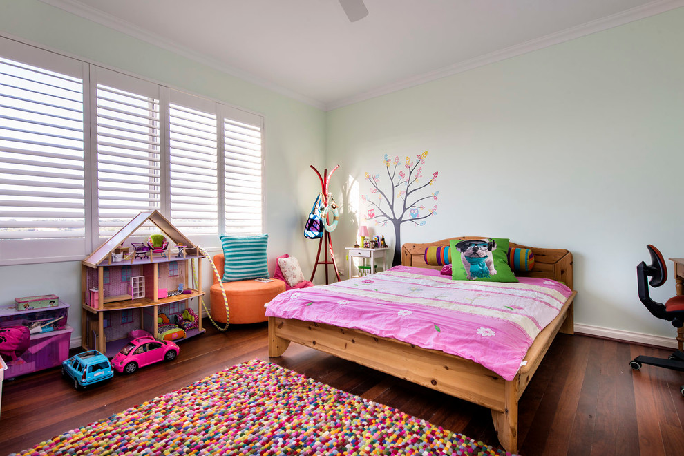 Стильный дизайн: детская в современном стиле с спальным местом, темным паркетным полом и синими стенами для ребенка от 4 до 10 лет, девочки - последний тренд