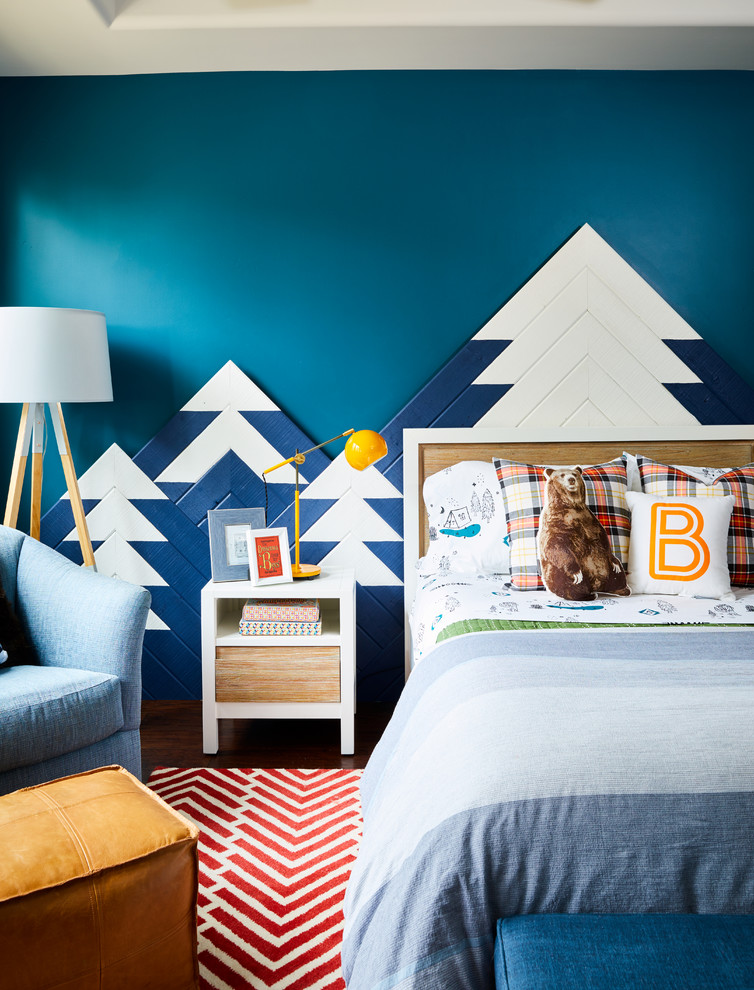 Пример оригинального дизайна: маленькая детская: освещение в современном стиле с спальным местом и синими стенами для на участке и в саду, мальчика, ребенка от 4 до 10 лет