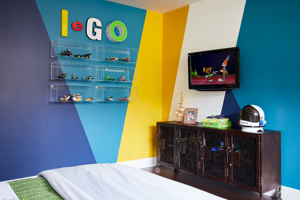 Стильный дизайн: маленькая детская в современном стиле с спальным местом, разноцветными стенами и темным паркетным полом для на участке и в саду, ребенка от 4 до 10 лет, мальчика - последний тренд