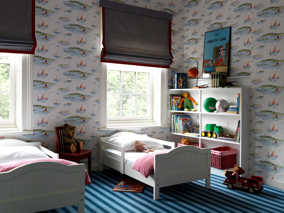 На фото: детская в стиле неоклассика (современная классика) с спальным местом и ковровым покрытием для ребенка от 1 до 3 лет, мальчика с