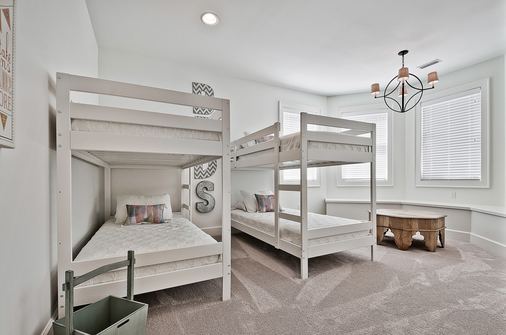 Стильный дизайн: нейтральная детская среднего размера в стиле кантри с спальным местом, белыми стенами, ковровым покрытием и бежевым полом для ребенка от 4 до 10 лет - последний тренд