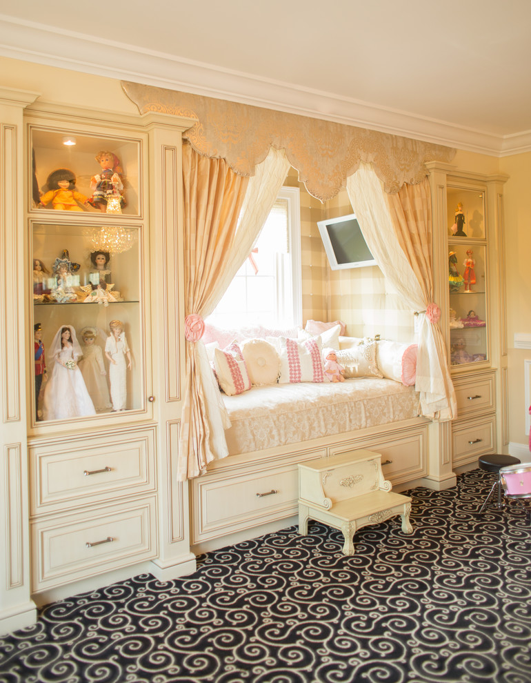 Klassisches Mädchenzimmer mit Schlafplatz, beiger Wandfarbe und Teppichboden in Charleston