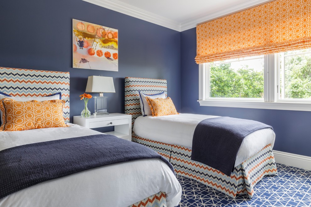 Imagen de dormitorio infantil tradicional renovado con paredes azules, moqueta y suelo multicolor
