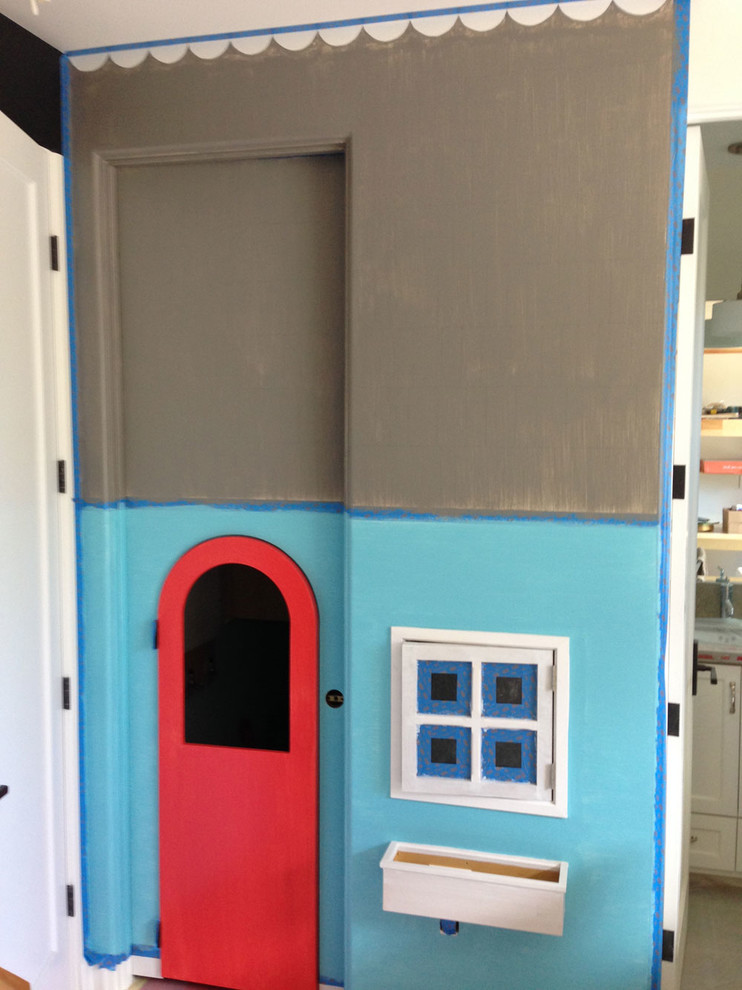 サンフランシスコにある高級な小さなコンテンポラリースタイルのおしゃれな子供部屋 (マルチカラーの壁、カーペット敷き、児童向け) の写真