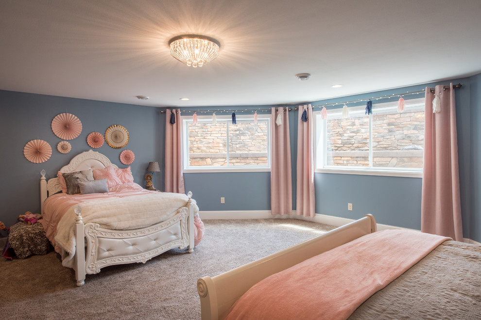 Стильный дизайн: огромная детская в классическом стиле с спальным местом, синими стенами, ковровым покрытием и коричневым полом для подростка, девочки - последний тренд