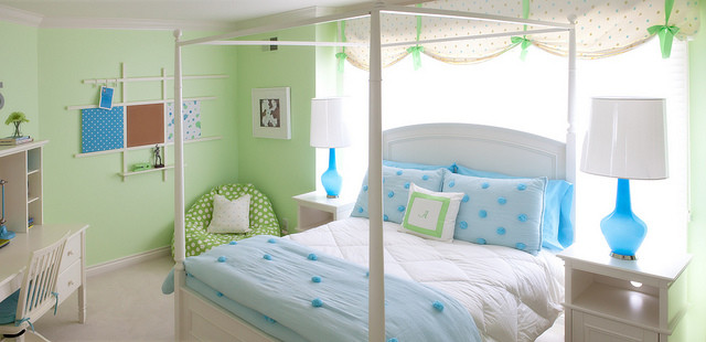 Example of a minimalist kids' room design in Detroit