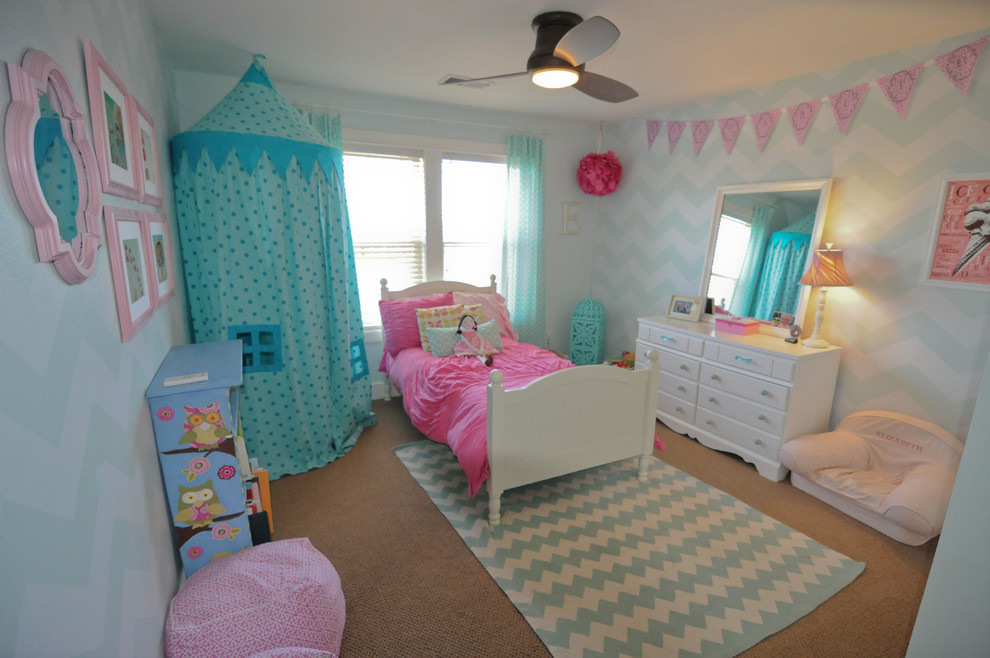 Идея дизайна: детская в стиле модернизм с спальным местом и синими стенами для ребенка от 4 до 10 лет, девочки