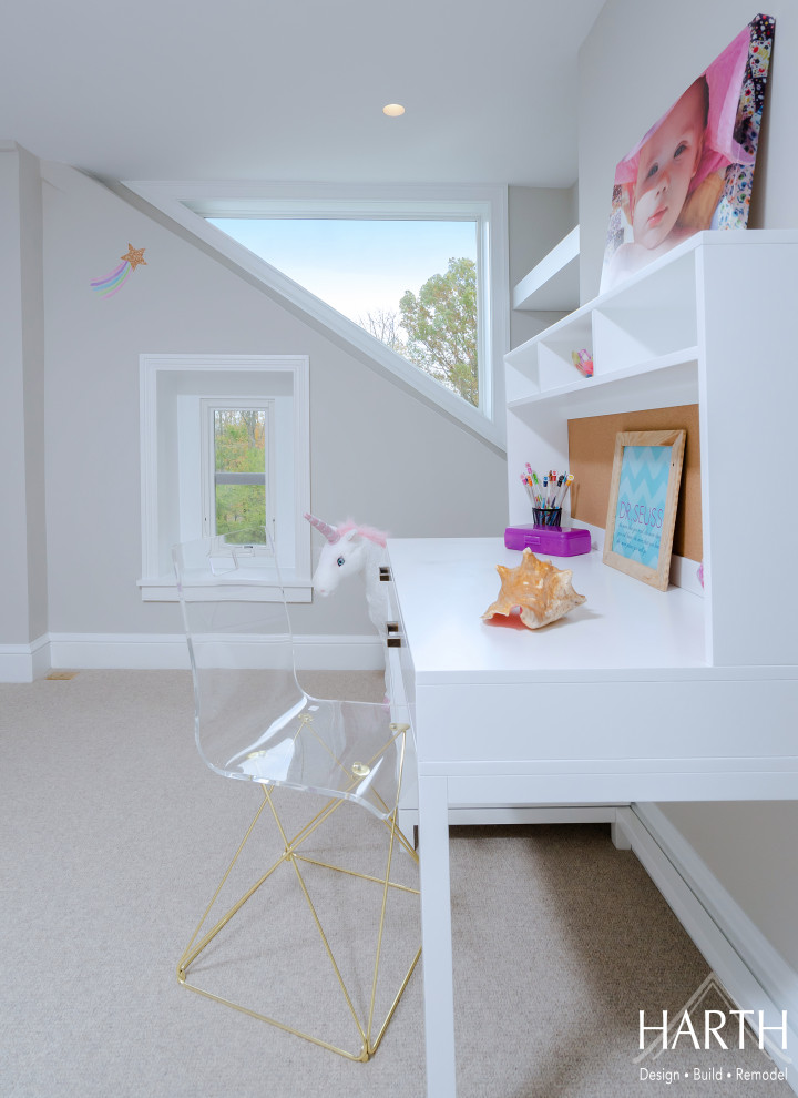 Idéer för att renovera ett mellanstort vintage flickrum kombinerat med sovrum och för 4-10-åringar, med beige väggar, heltäckningsmatta och beiget golv