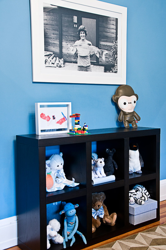 На фото: детская среднего размера в стиле неоклассика (современная классика) с синими стенами и паркетным полом среднего тона для ребенка от 1 до 3 лет, мальчика