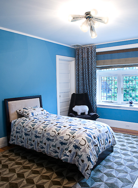 Idéer för att renovera ett mellanstort vintage pojkrum för 4-10-åringar, med blå väggar och mellanmörkt trägolv