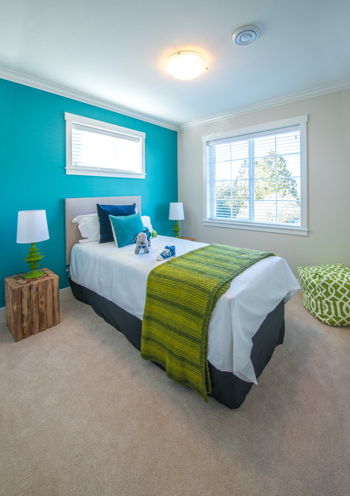 Inredning av ett modernt pojkrum kombinerat med sovrum och för 4-10-åringar, med blå väggar och heltäckningsmatta