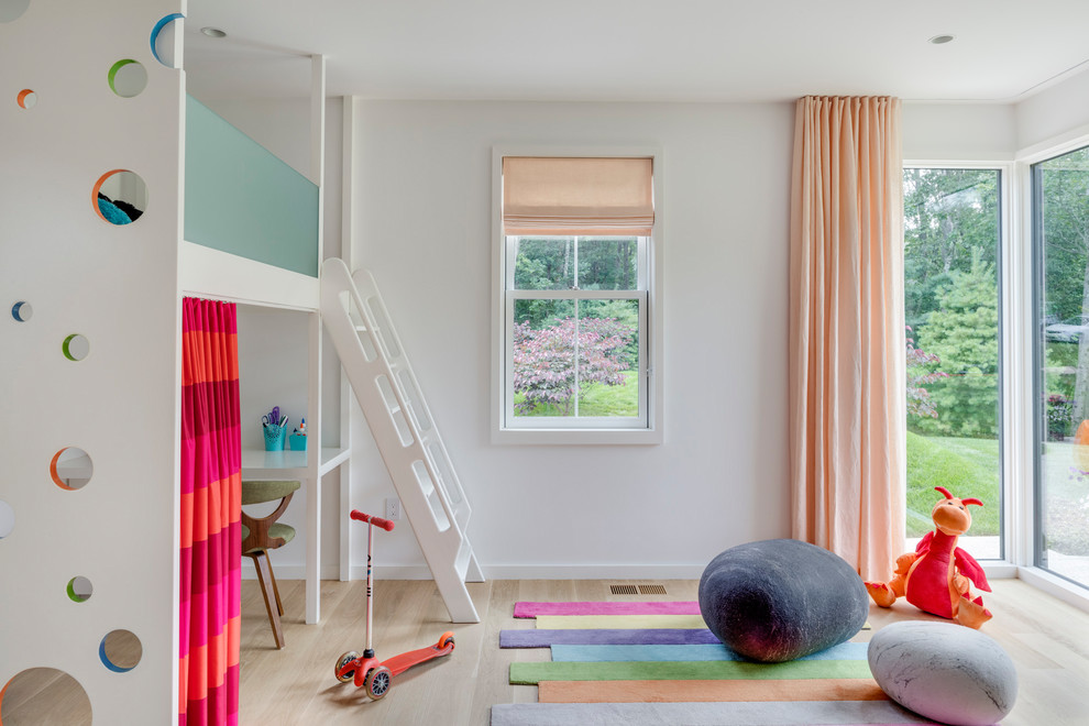 Idéer för stora funkis barnrum för 4-10-åringar och kombinerat med sovrum, med vita väggar och ljust trägolv