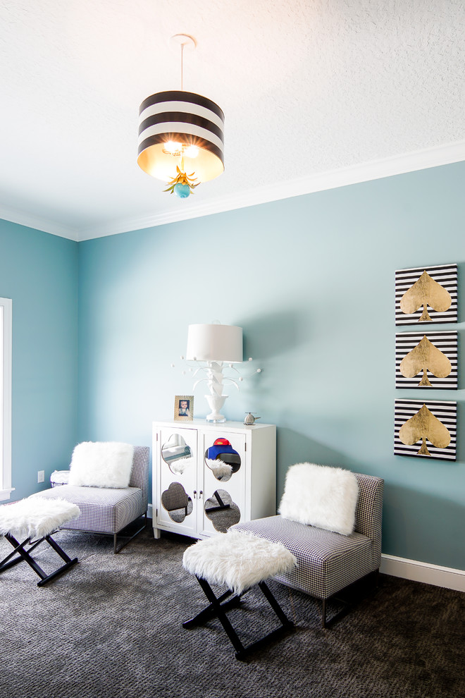Idée de décoration pour une chambre d'enfant de 1 à 3 ans champêtre avec un mur bleu, moquette et un sol gris.