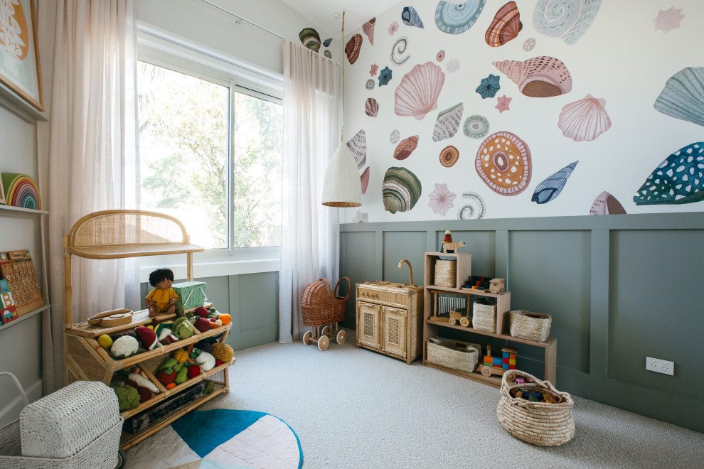 Réalisation d'une chambre d'enfant marine avec un mur multicolore, moquette, un sol gris, boiseries et du papier peint.