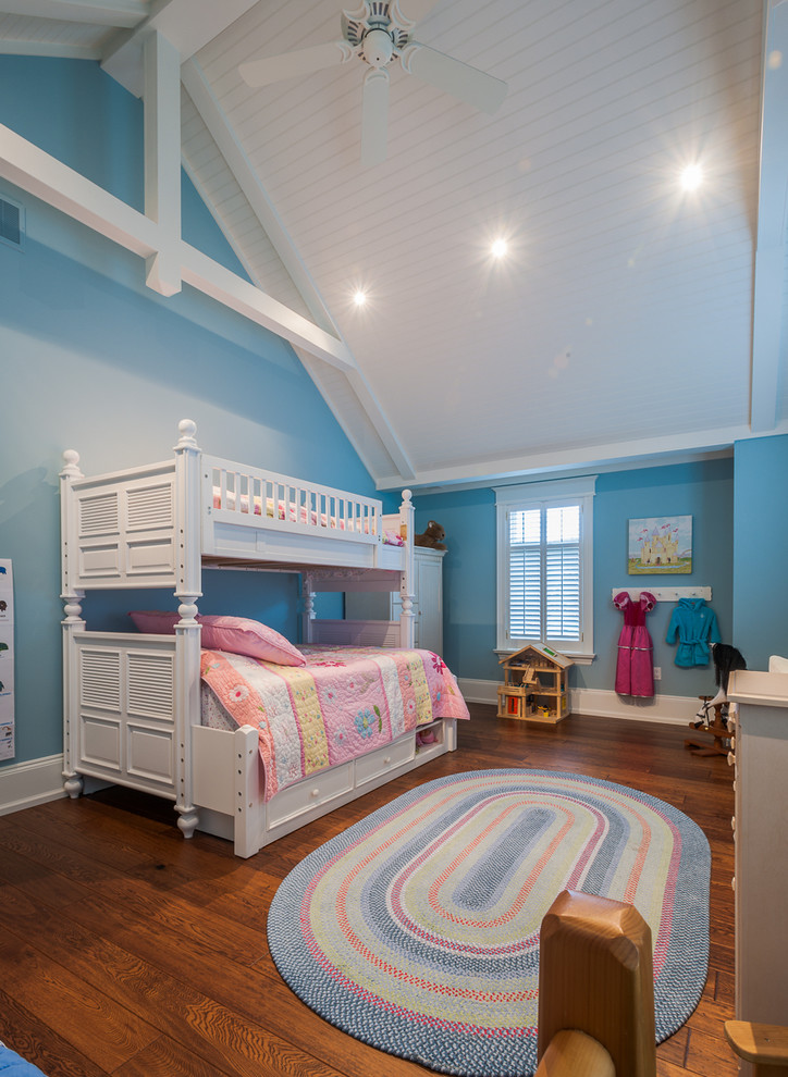 Свежая идея для дизайна: детская в современном стиле с спальным местом, синими стенами и паркетным полом среднего тона для ребенка от 4 до 10 лет, девочки - отличное фото интерьера