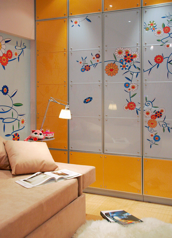 Cette image montre une chambre d'enfant de 4 à 10 ans design de taille moyenne avec un mur rose et parquet en bambou.