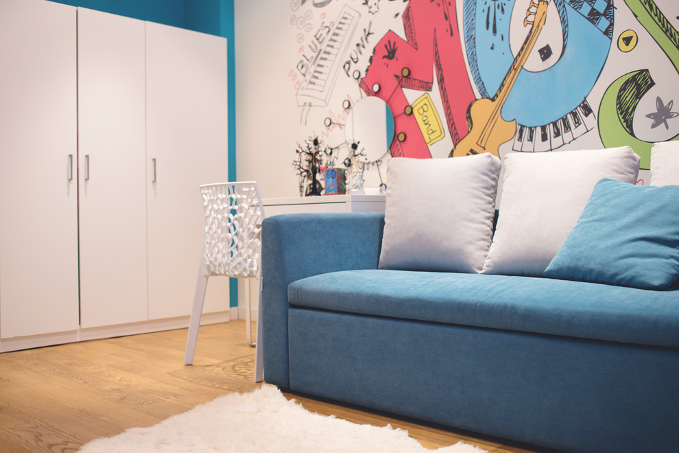 Esempio di una cameretta per bambini minimal di medie dimensioni con pareti blu e pavimento in legno massello medio