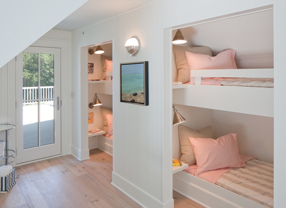 Cette photo montre une chambre d'enfant bord de mer avec un mur blanc, parquet clair et un lit superposé.