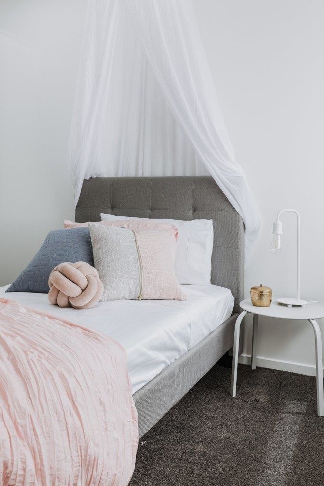 Inredning av ett modernt litet flickrum kombinerat med sovrum och för 4-10-åringar, med vita väggar, heltäckningsmatta och grått golv