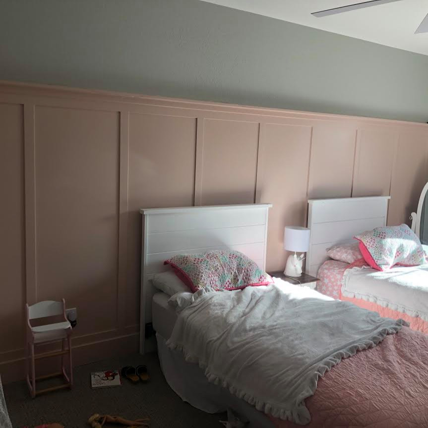 Mittelgroßes Klassisches Mädchenzimmer mit Schlafplatz, rosa Wandfarbe, Teppichboden und Wandpaneelen in Sonstige