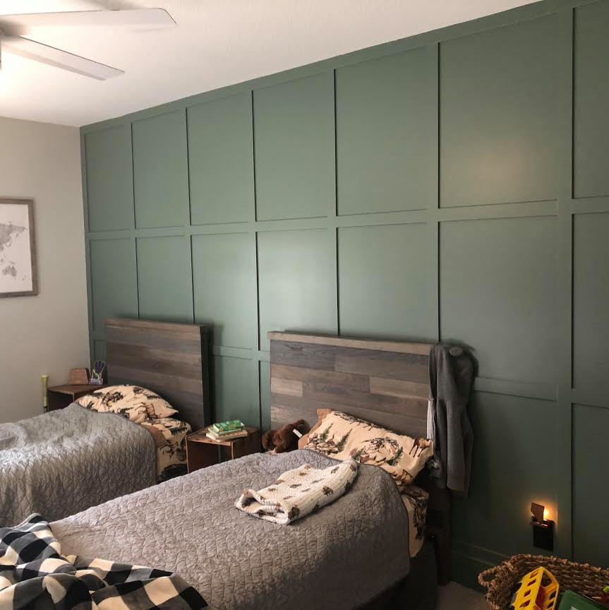 Mittelgroßes Klassisches Jungszimmer mit Schlafplatz, grüner Wandfarbe, Teppichboden und Wandpaneelen in Sonstige