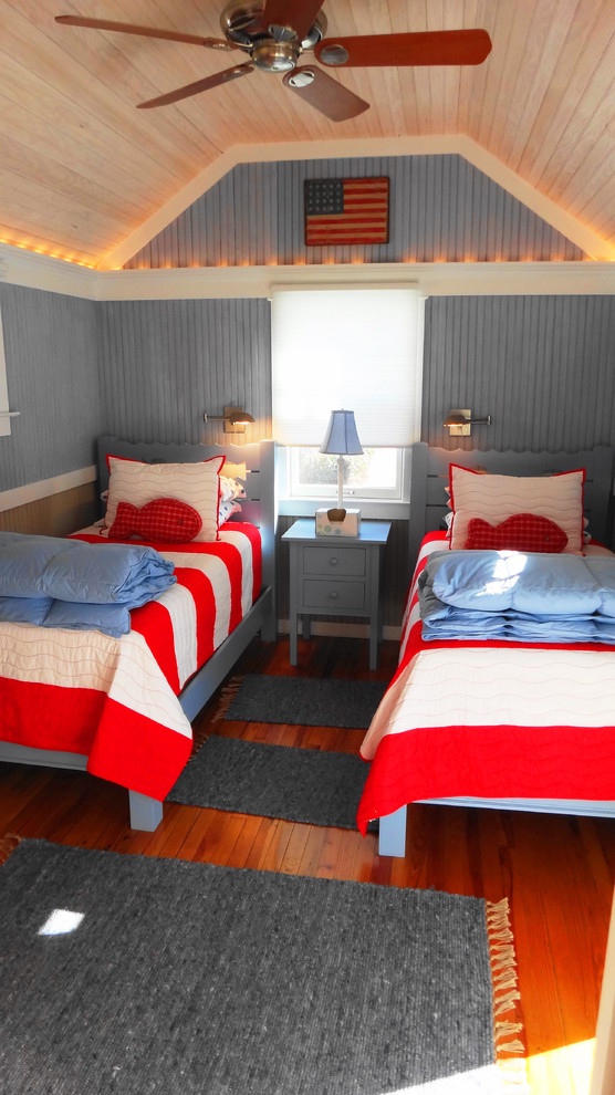 Imagen de dormitorio infantil de 4 a 10 años costero pequeño con suelo de madera en tonos medios y paredes azules