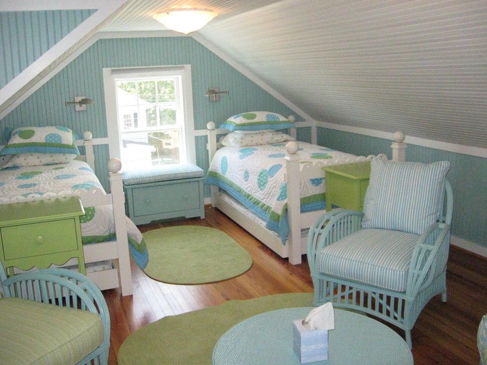 Idee per una piccola cameretta per bambini da 4 a 10 anni chic con pareti blu e pavimento in legno massello medio