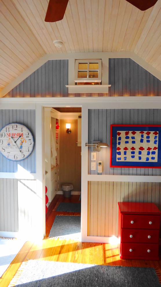 На фото: маленькая нейтральная детская в морском стиле с спальным местом, паркетным полом среднего тона и синими стенами для на участке и в саду, ребенка от 4 до 10 лет