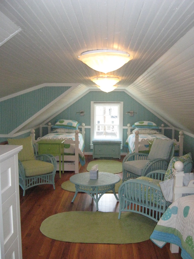 他の地域にあるお手頃価格の小さなトラディショナルスタイルのおしゃれな子供部屋 (青い壁、無垢フローリング、児童向け) の写真