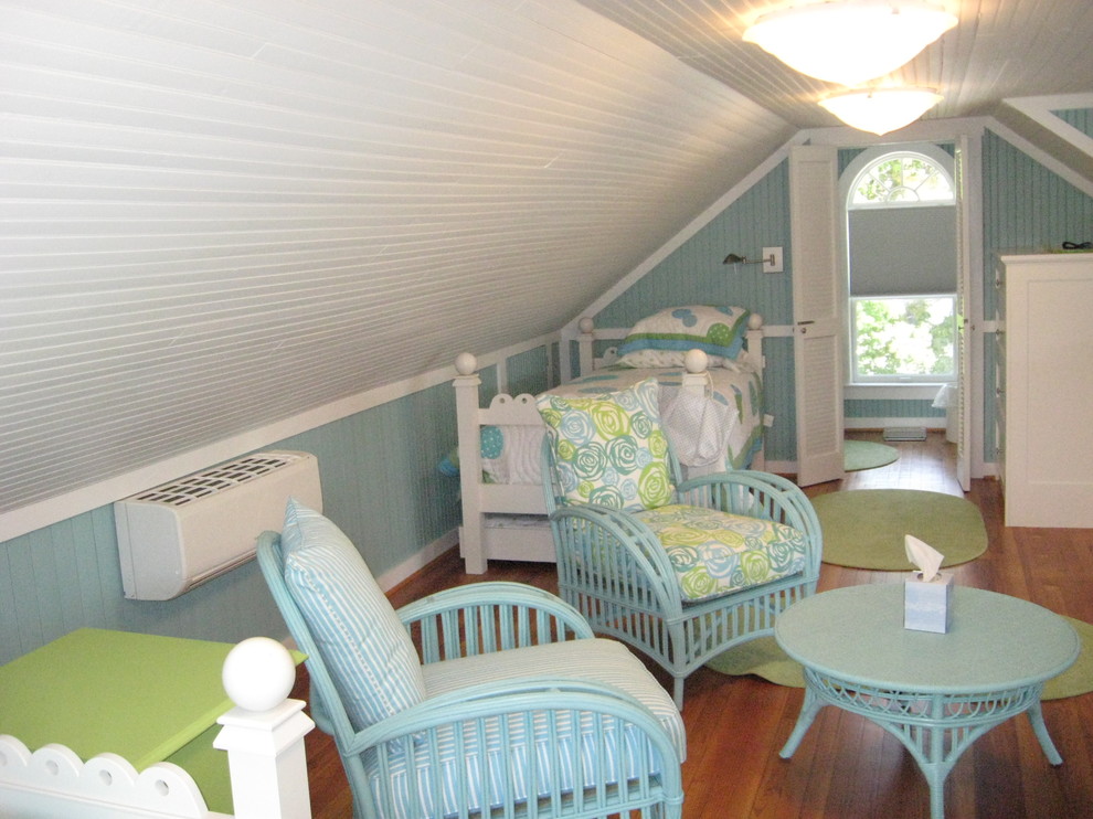 Klassisk inredning av ett litet könsneutralt barnrum kombinerat med sovrum och för 4-10-åringar, med blå väggar och mellanmörkt trägolv