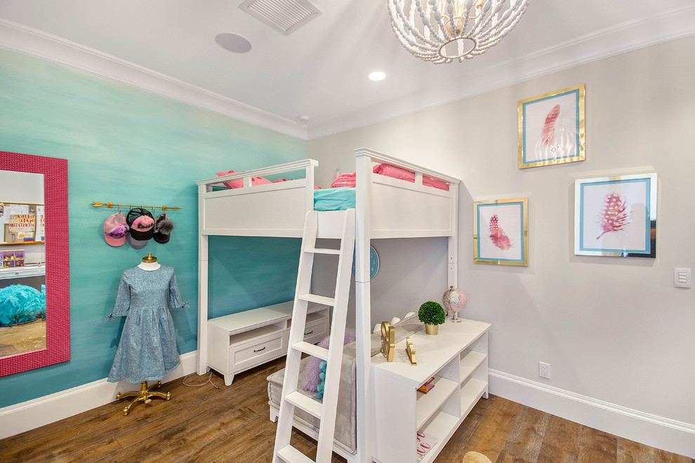 Inspiration pour une chambre d'enfant de 4 à 10 ans traditionnelle avec un mur beige, parquet foncé, un sol marron et un lit superposé.