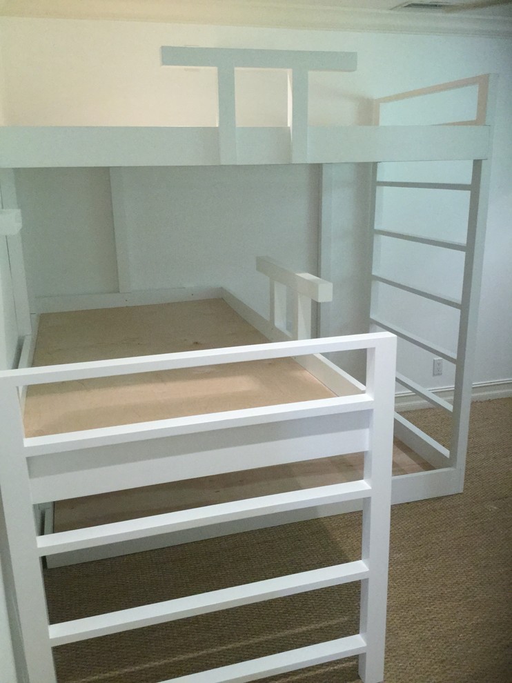 Inspiration för ett mellanstort vintage könsneutralt barnrum kombinerat med sovrum och för 4-10-åringar, med vita väggar, heltäckningsmatta och brunt golv