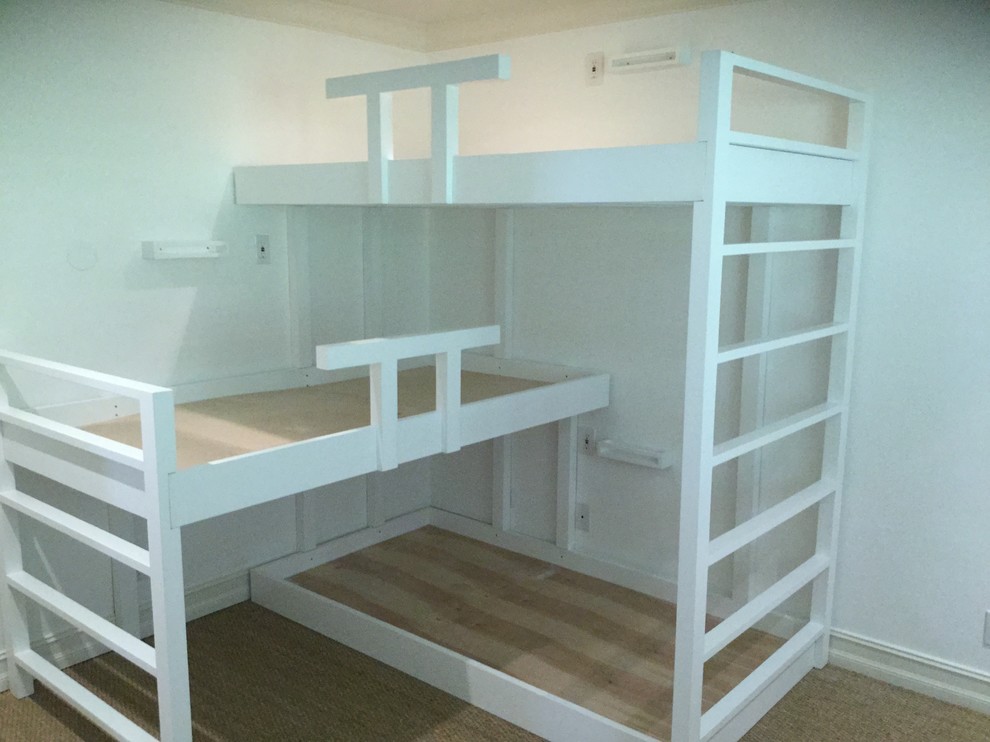 Idee per una cameretta per bambini da 4 a 10 anni chic di medie dimensioni con pareti bianche, moquette e pavimento marrone