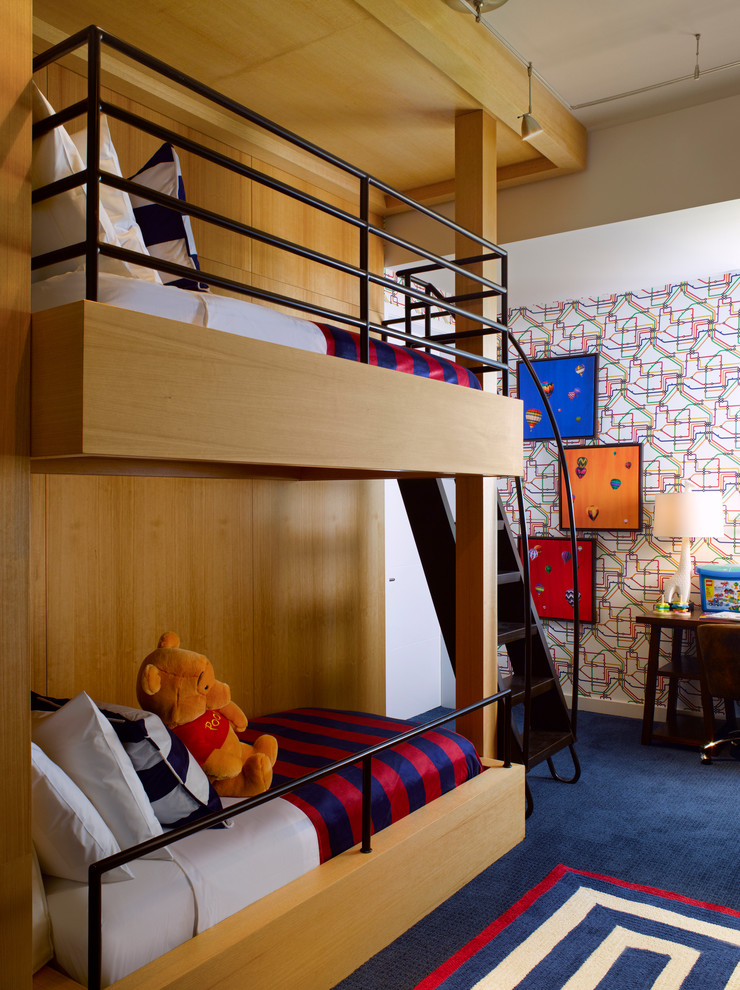На фото: нейтральная детская в современном стиле с спальным местом, разноцветными стенами, ковровым покрытием и синим полом для ребенка от 4 до 10 лет, двоих детей