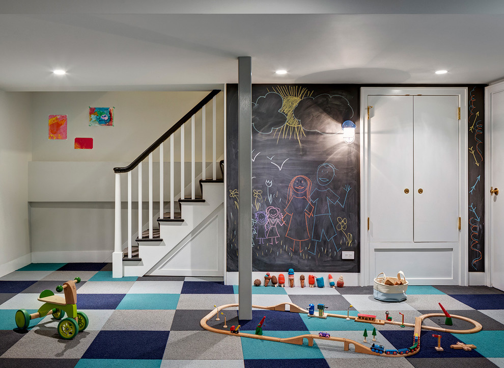 Neutrales Klassisches Kinderzimmer mit Spielecke, Teppichboden, bunten Wänden und buntem Boden in New York
