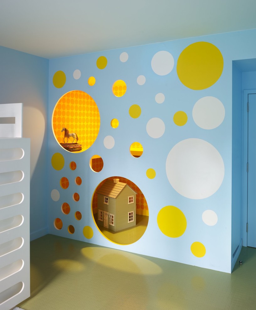 Exempel på ett eklektiskt barnrum kombinerat med lekrum, med grönt golv och flerfärgade väggar
