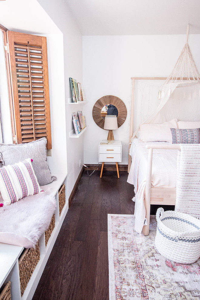 Mittelgroßes Mediterranes Mädchenzimmer mit Schlafplatz, weißer Wandfarbe, dunklem Holzboden und braunem Boden in Phoenix