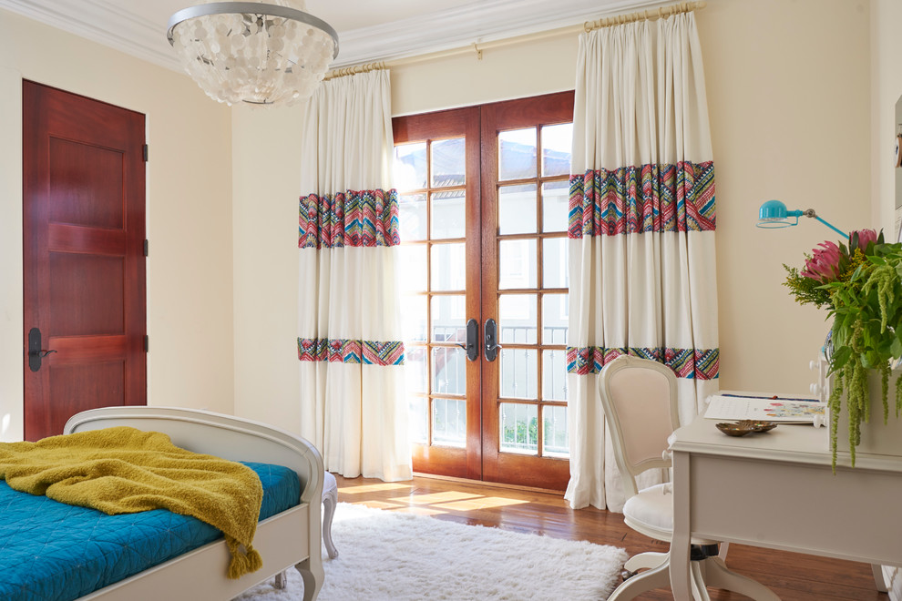 Exempel på ett stort klassiskt barnrum kombinerat med sovrum, med beige väggar och mellanmörkt trägolv
