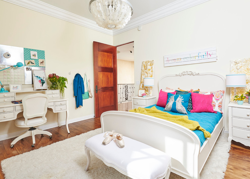 Klassisk inredning av ett stort barnrum kombinerat med sovrum, med beige väggar och mellanmörkt trägolv