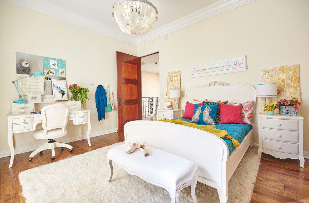 Idéer för ett stort klassiskt barnrum kombinerat med sovrum, med beige väggar och mellanmörkt trägolv